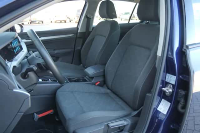 Volkswagen Golf (2023) thumbnail 4