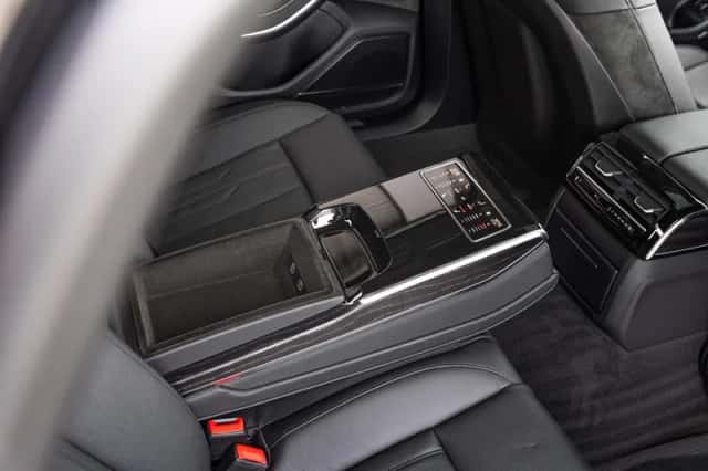Audi A8 (2021) thumbnail 24