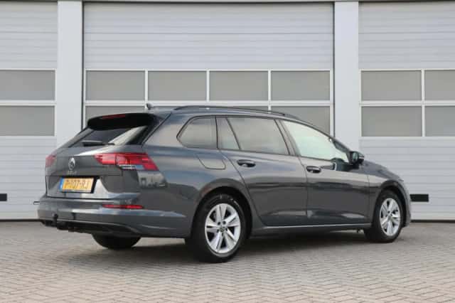 Volkswagen Golf (2022) thumbnail 2