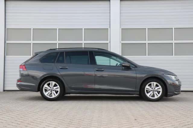 Volkswagen Golf (2022) thumbnail 3