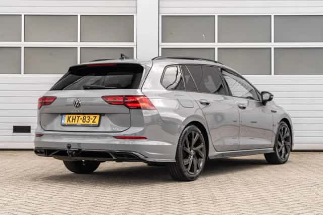 Volkswagen Golf (2023) thumbnail 2