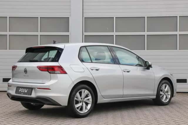 Volkswagen Golf (2024) thumbnail 2