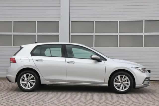Volkswagen Golf (2024) thumbnail 3