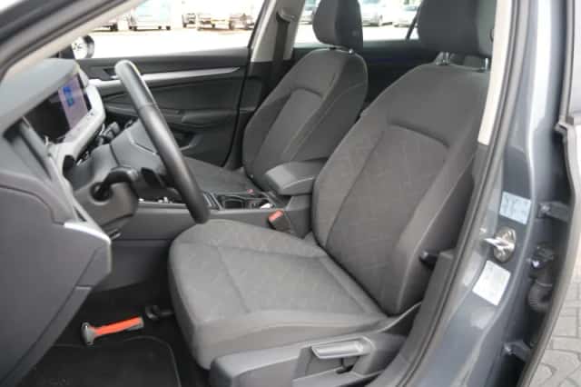 Volkswagen Golf (2024) thumbnail 4