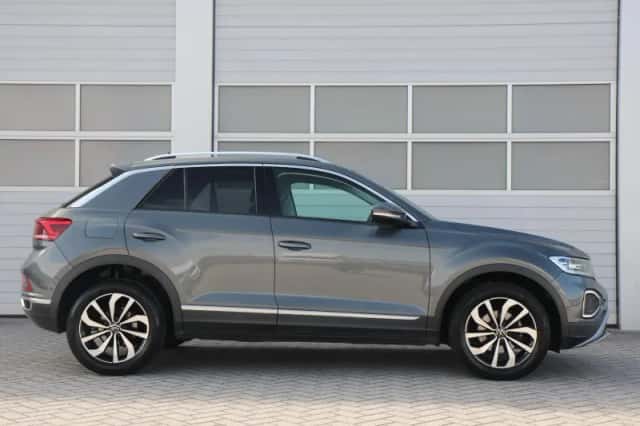 Volkswagen T-Roc (2022) thumbnail 3