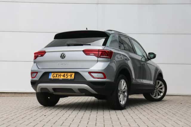 Volkswagen T-Roc (2024) thumbnail 2