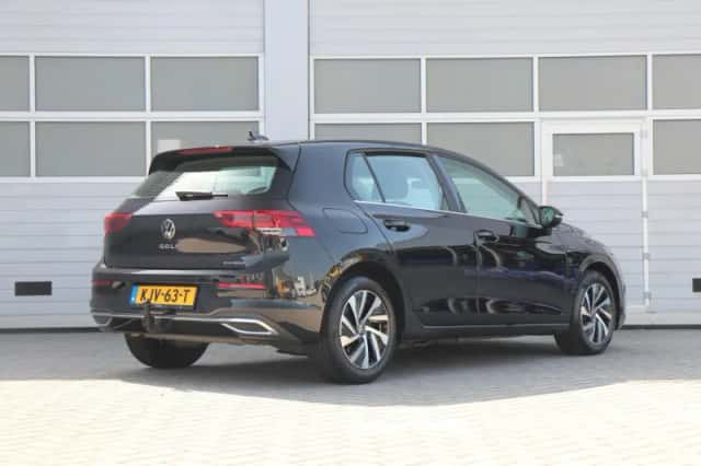 Volkswagen Golf (2023) thumbnail 2