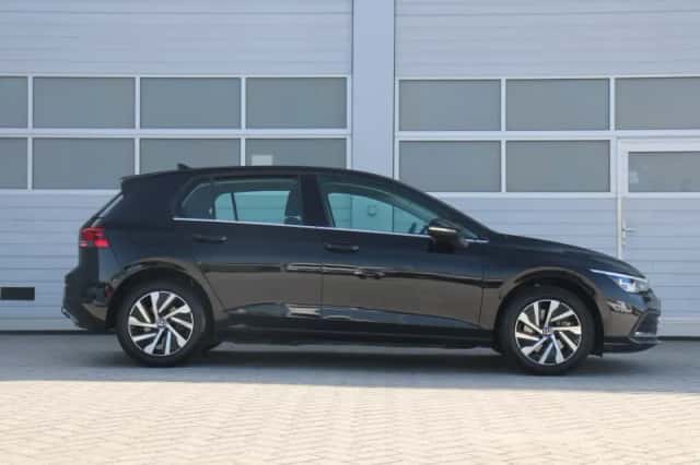 Volkswagen Golf (2023) thumbnail 3