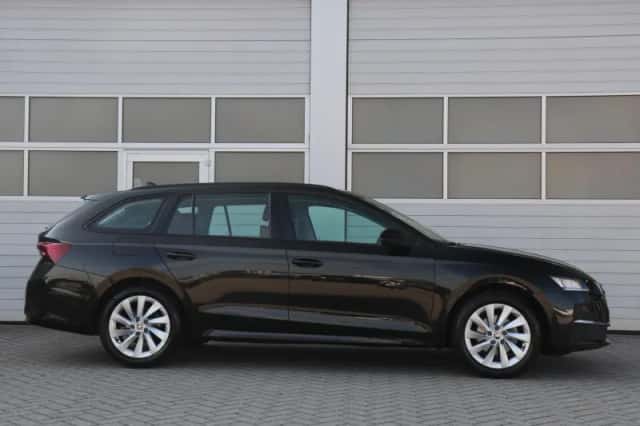 Škoda Octavia (2024) thumbnail 3