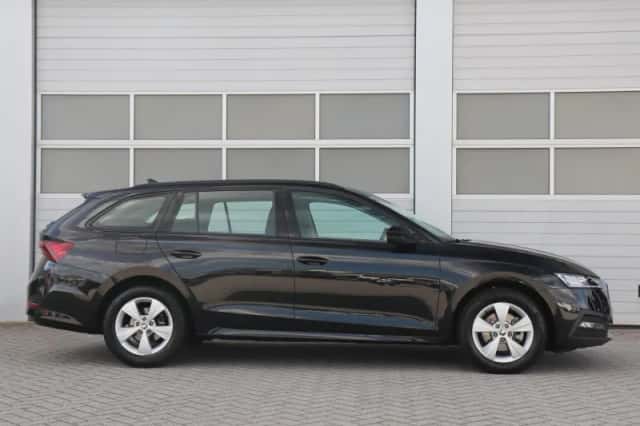 Škoda Octavia (2024) thumbnail 3