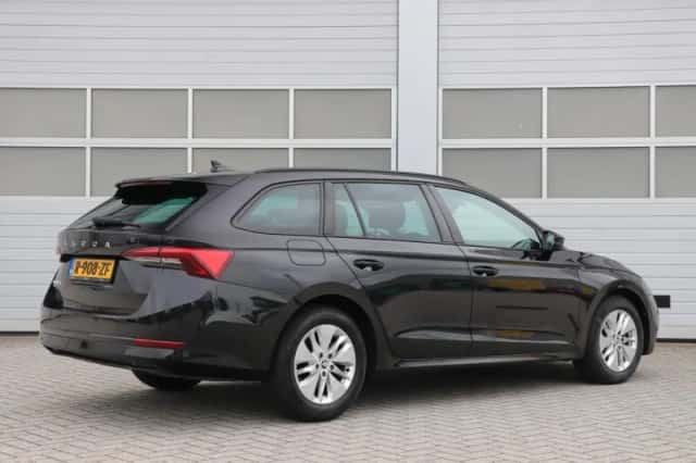 Škoda Octavia (2023) thumbnail 2