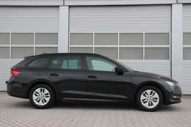 Škoda Octavia (2023) thumbnail 3