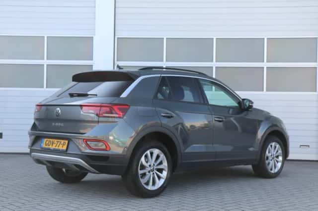 Volkswagen T-Roc (2024) thumbnail 2