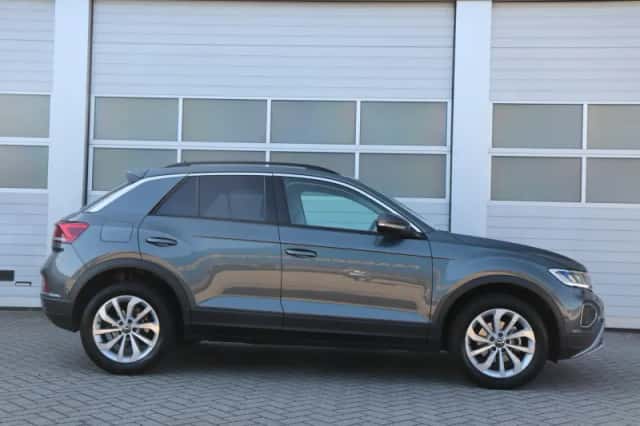 Volkswagen T-Roc (2024) thumbnail 3