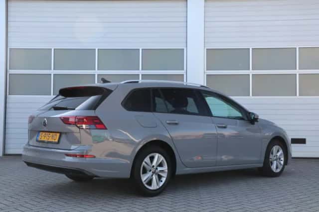 Volkswagen Golf (2023) thumbnail 2