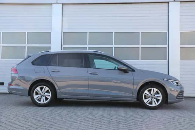 Volkswagen Golf (2023) thumbnail 3