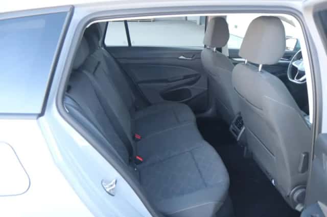 Volkswagen Golf (2023) thumbnail 6