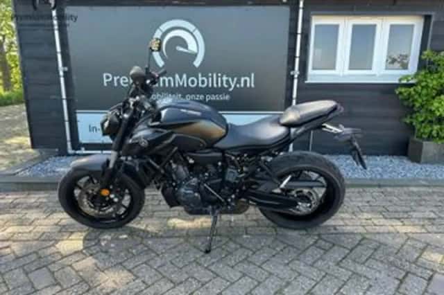 YAMAHA MT07 (2024) thumbnail 2
