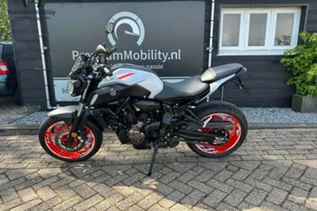 YAMAHA MT07 (2020) thumbnail 3