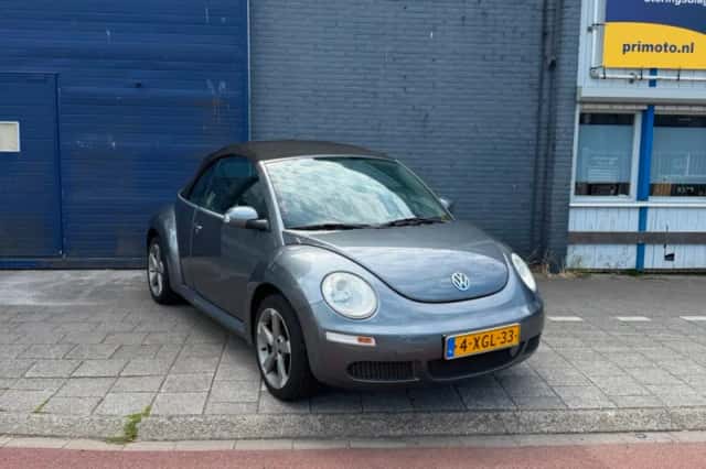 Volkswagen New Beetle (2009) thumbnail 2