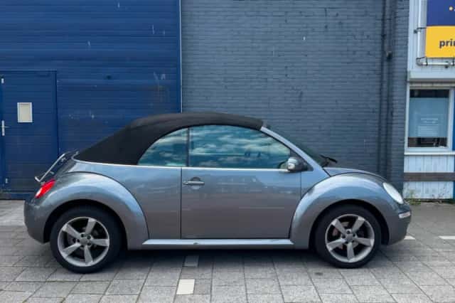 Volkswagen New Beetle (2009) thumbnail 3