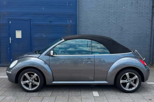 Volkswagen New Beetle (2009) thumbnail 5