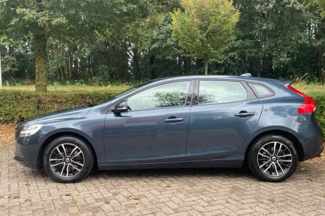Volvo V40 (2016) thumbnail 2