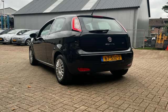 Fiat Punto (2011) thumbnail 2