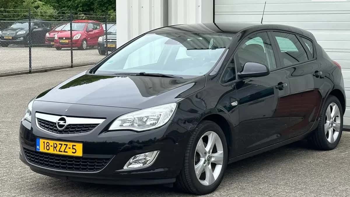 Opel Astra (2011) — foto 1