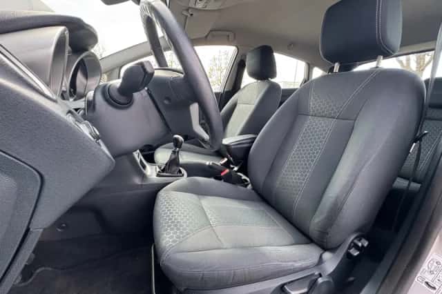 Ford Fiesta (2011) thumbnail 4