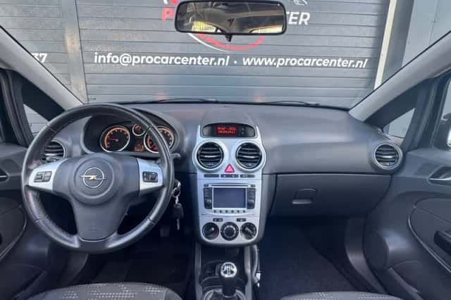 Opel Corsa (2011) thumbnail 3