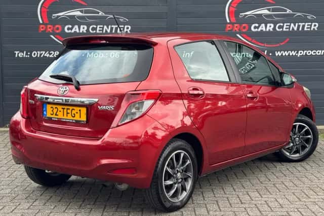 Toyota Yaris (2012) thumbnail 2