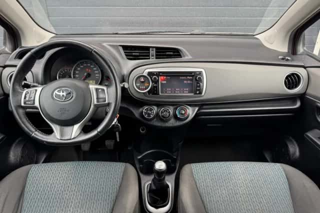 Toyota Yaris (2012) thumbnail 3