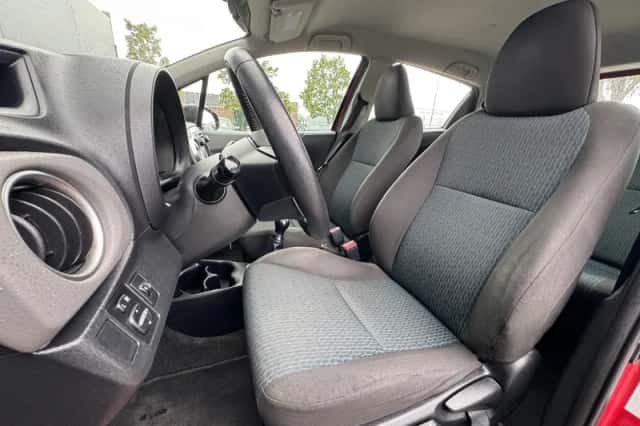 Toyota Yaris (2012) thumbnail 4