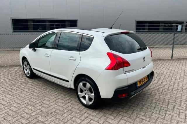 Peugeot 3008 (2012) thumbnail 4