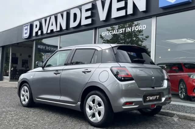 Suzuki Swift (2025) thumbnail 2