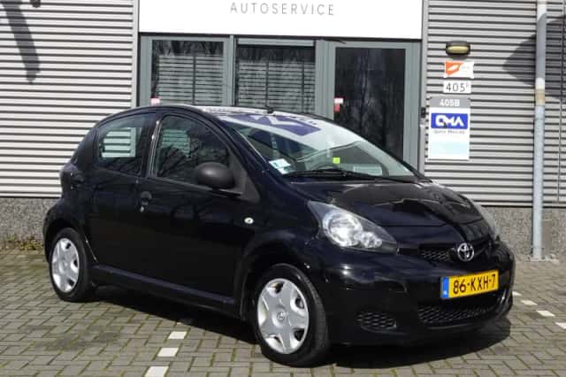 Toyota Aygo (2010) thumbnail 2