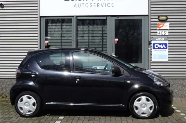 Toyota Aygo (2010) thumbnail 3