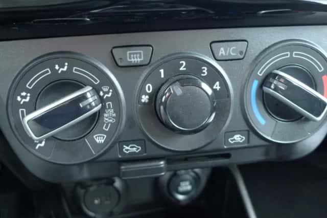 Suzuki Swift (2021) thumbnail 4