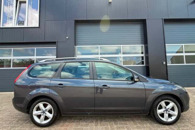Ford Focus (2010) thumbnail 2