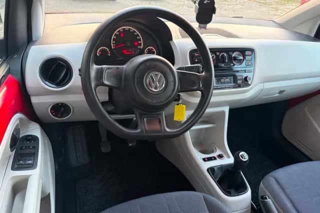Volkswagen Up! (2015) thumbnail 6