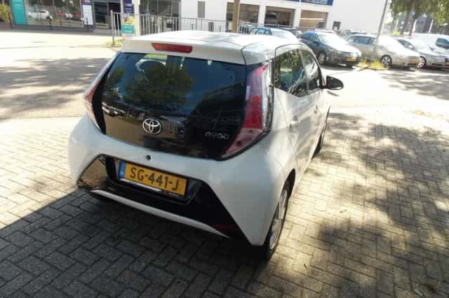 Toyota Aygo (2016) thumbnail 2