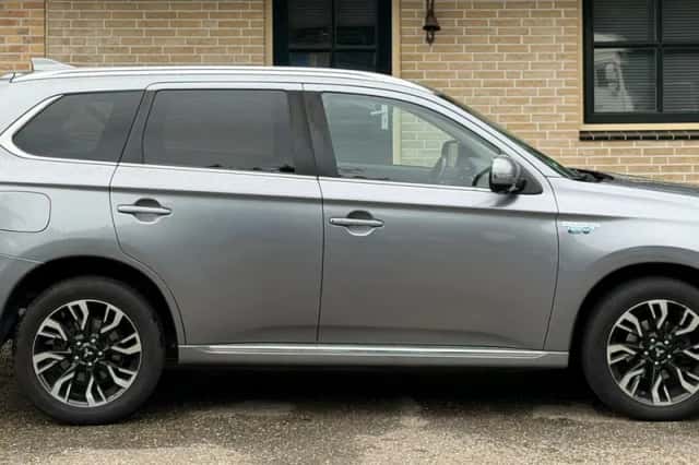 Mitsubishi Outlander (2016) thumbnail 2