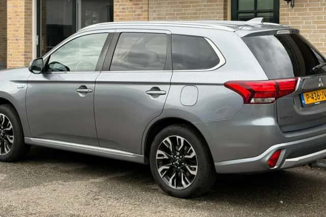 Mitsubishi Outlander (2016) thumbnail 4
