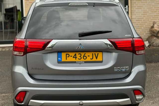 Mitsubishi Outlander (2016) thumbnail 6