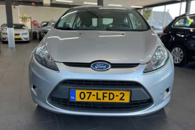 Ford Fiesta (2010) thumbnail 2