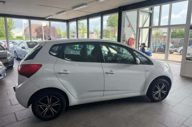 Kia Venga (2010) thumbnail 4