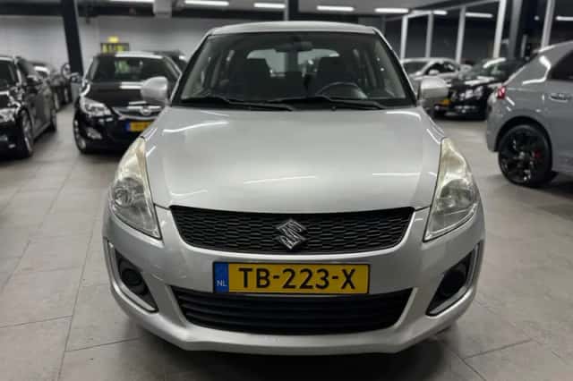 Suzuki Swift (2015) thumbnail 2