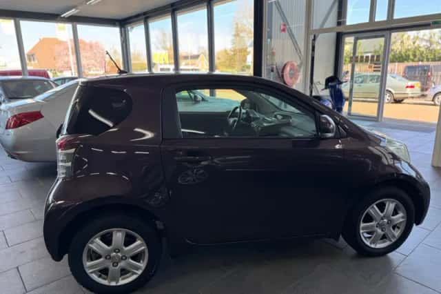 Toyota IQ (2009) thumbnail 4