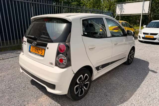 Kia Picanto (2010) thumbnail 2